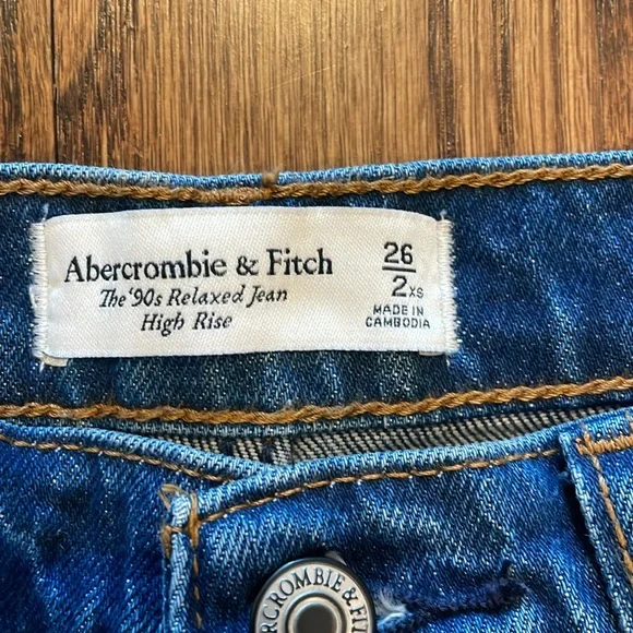 BNWT Abercrombie high-rise 90’s relaxed Jean. Size 26 x short - Inseam: 26.5″ - Picture 6 of 7